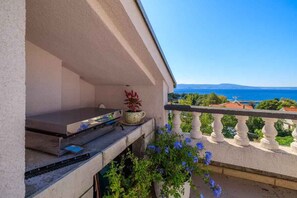 Property grounds - Holiday flat with terrace and sea view (Novi Vinodolski)