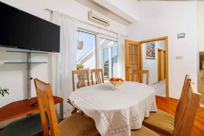 Dining - Holiday flat with terrace and sea view (Novi Vinodolski)