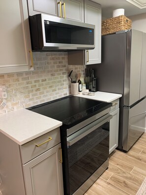Microwave, oven, stovetop, dishwasher - Renovated 1-bed condo. Excellent location with convenient access to everything. (Sarasota)