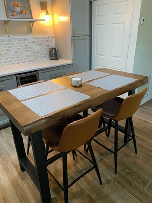 Dining - Renovated 1-bed condo. Excellent location with convenient access to everything. (Sarasota)