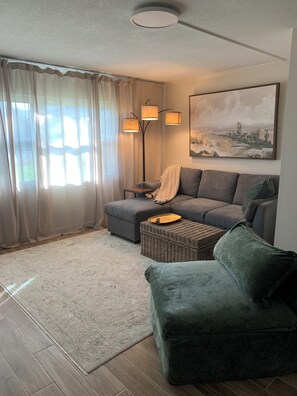 TV - Renovated 1-bed condo. Excellent location with convenient access to everything. (Sarasota)