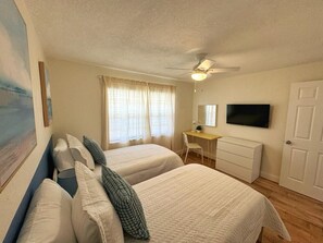 2 bedrooms, desk, iron/ironing board, free WiFi - NEW Gorgeous Sunshine-Up 6 Guests-Private Backyard (Port Orange)