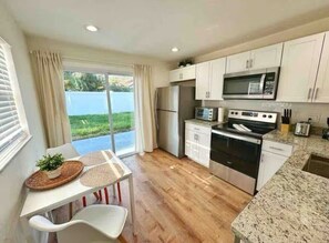 Fridge, microwave, oven, stovetop - NEW Gorgeous Sunshine-Up 6 Guests-Private Backyard (Port Orange)