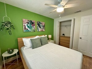 2 bedrooms, desk, iron/ironing board, free WiFi - NEW Gorgeous Sunshine-Up 6 Guests-Private Backyard (Port Orange)