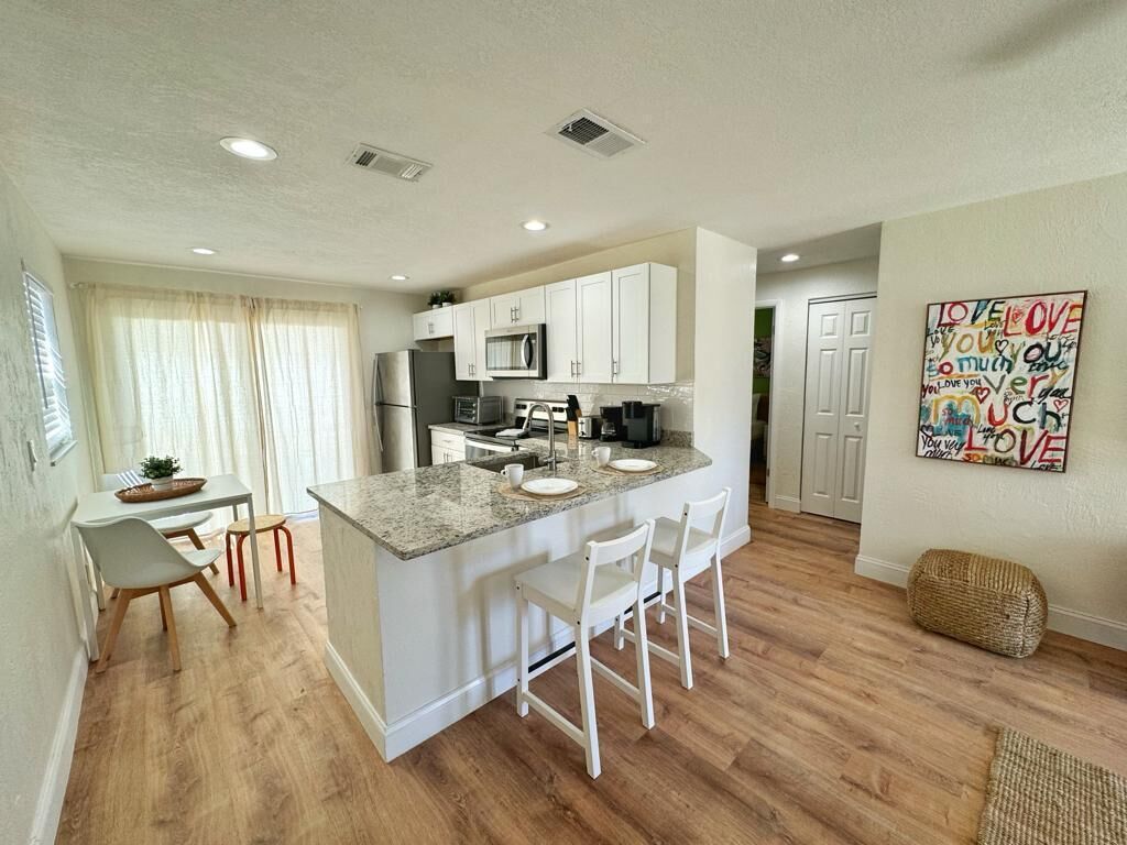 Een koelkast, een microgolfoven, een oven, een kookplaat