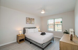 1 bedroom, desk, iron/ironing board, WiFi - Greater Uptown 1BD, 1BA Apt, Mins to Attractions (Houston)