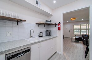 Fridge, microwave, oven, stovetop - Greater Uptown 1BD, 1BA Apt, Mins to Attractions (Houston)