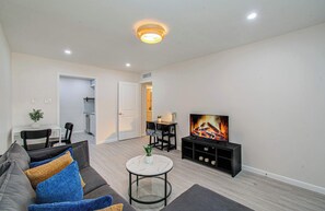 TV, offices - Greater Uptown 1BD, 1BA Apt, Mins to Attractions (Houston)