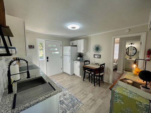 Pet-Friendly 1 Bedroom Ardmore Duplex, Near Shopping, Restaurants, Downtown