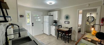 Pet-Friendly 1 Bedroom Ardmore Duplex, Near Shopping, Restaurants, Downtown
