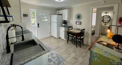 Pet-Friendly 1 Bedroom Ardmore Duplex, Near Shopping, Restaurants, Downtown