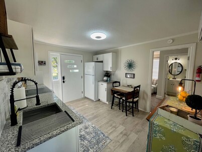 Pet-Friendly 1 Bedroom Ardmore Duplex, Near Shopping, Restaurants, Downtown