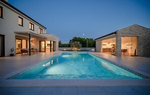 A heated pool - Luxurious home in Kras (Kras)