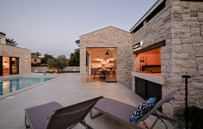 A heated pool - Luxurious home in Kras (Kras)