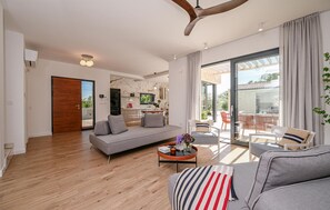 Smart TV, ping pong - Luxurious home in Kras (Kras)