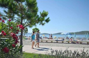 Beach - Holiday Apartment A1 (2+2) Floor (Srima)