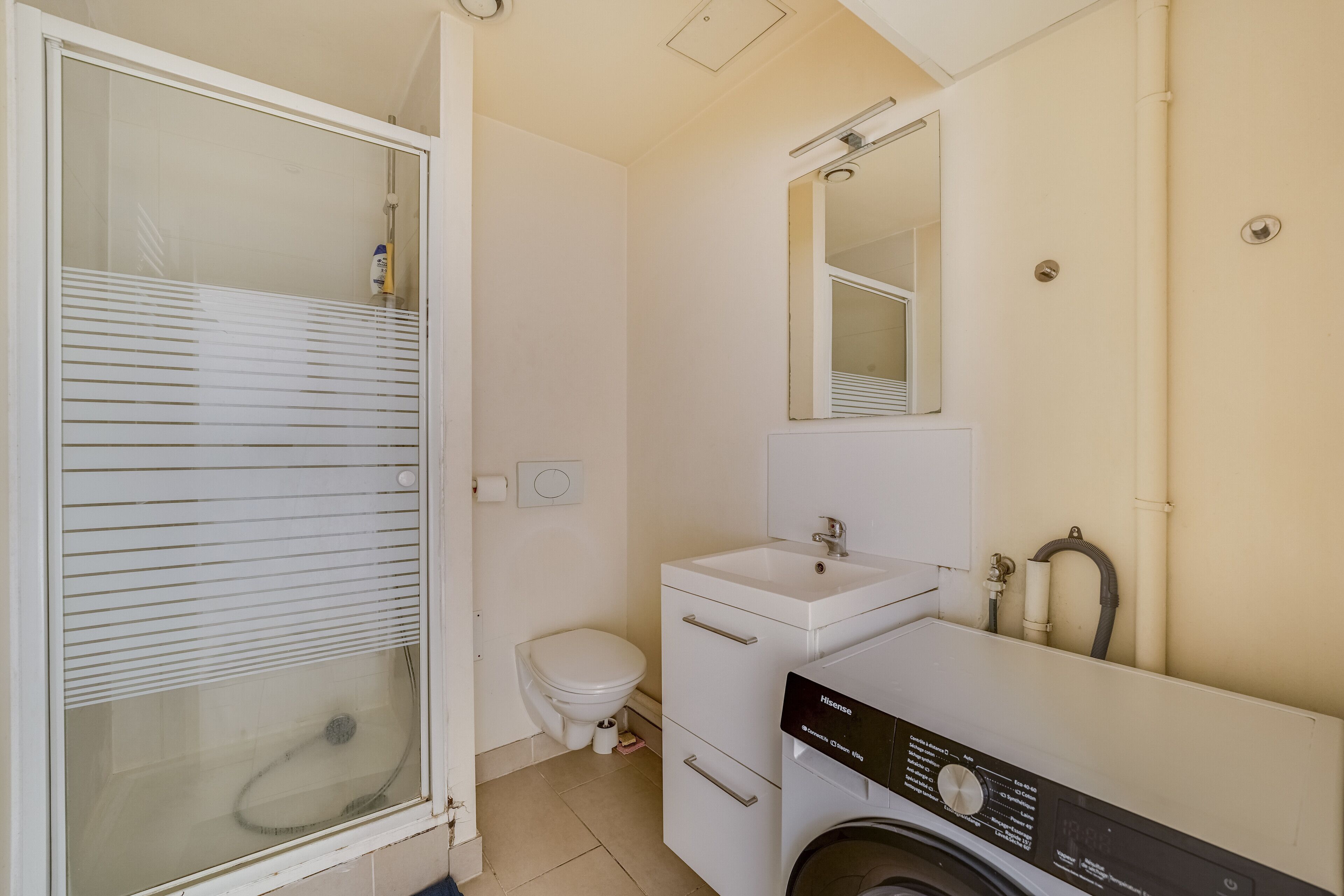 Sèche-cheveux, serviettes fournies, papier toilette
