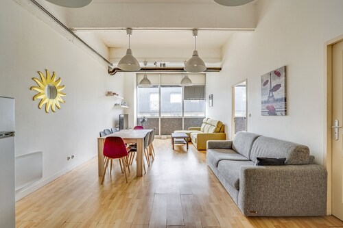 Emplacement ideal metro Serge Gainsbourg au pied de l'immeuble.