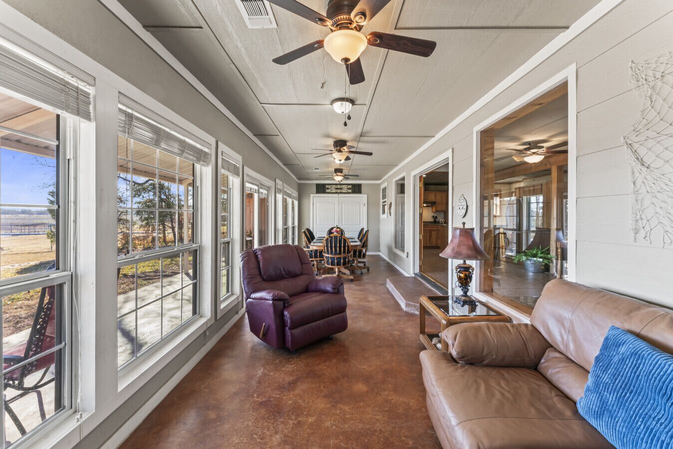 Een televisie, een open haard en boeken