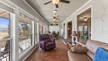 Een televisie, een open haard en boeken