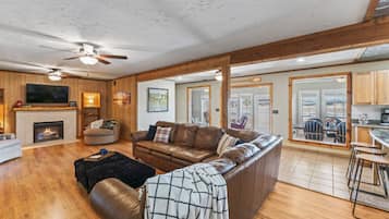 Televisie, een open haard en boeken