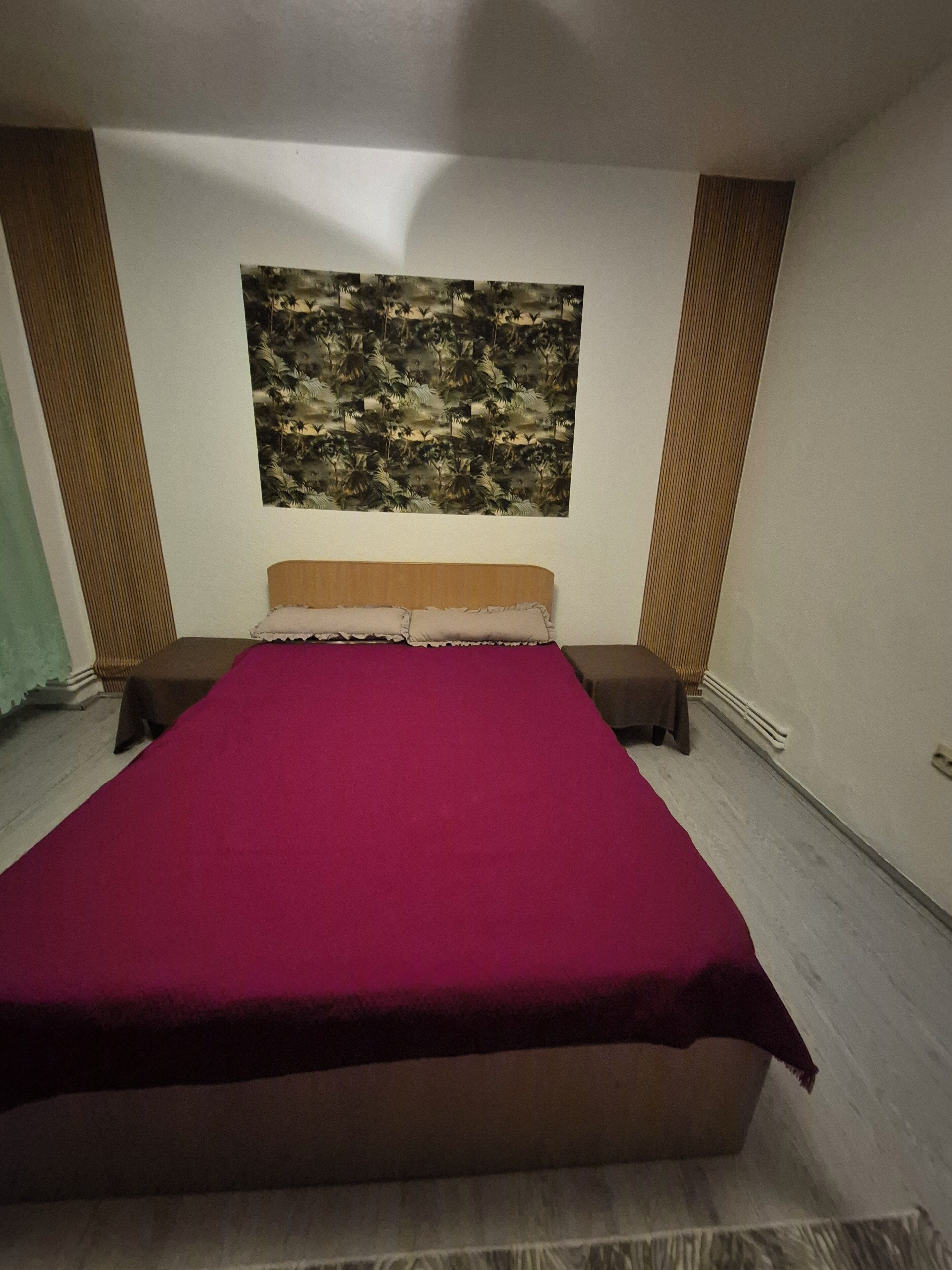 Iron/ironing board, bed sheets