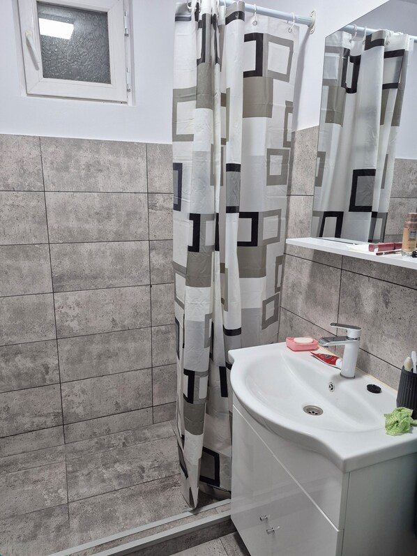 Regadera, secadora de cabello, bidet, toallas 