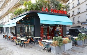 Outdoor dining - A REFINED TOUCH OF ELEGANCE WITHIN WALKING DISTANCE OF MARAIS, POMPIDOU & LOUVRE (Paris)