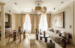 TV - A REFINED TOUCH OF ELEGANCE WITHIN WALKING DISTANCE OF MARAIS, POMPIDOU & LOUVRE (Paris)
