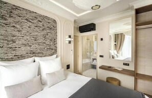 2 bedrooms, desk, iron/ironing board, free WiFi - A REFINED TOUCH OF ELEGANCE WITHIN WALKING DISTANCE OF MARAIS, POMPIDOU & LOUVRE (Paris)