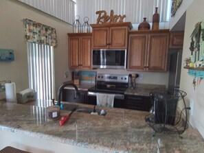 Microondas, horno, parrilla de estufa y lavavajillas 