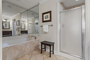 Een douche, handdoeken