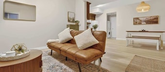Bright Cozy Modern Suite in Prime Location