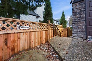 Property grounds - Bright Cozy Modern Suite in Prime Location (Coquitlam)