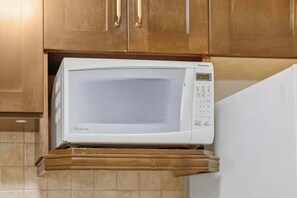 Microwave - Bright Cozy Modern Suite in Prime Location (Coquitlam)