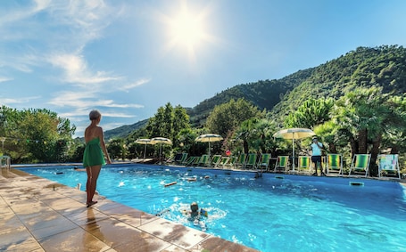 Outdoor pool. Romantic Suite con Jacuzzi