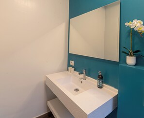 Dusche, Whirlpool, Haartrockner, Bidet