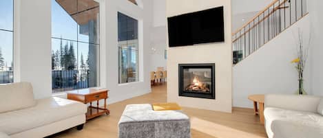 Smart TV, fireplace