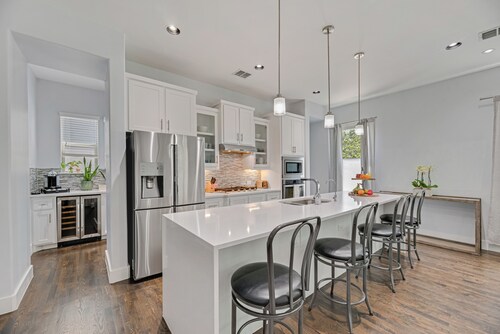 "Dallas View" Spacious 3-bedroom townhome