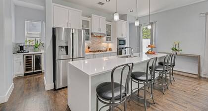"Dallas View" Spacious 3-bedroom townhome