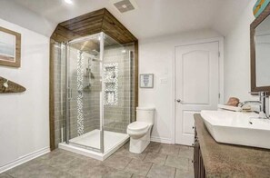 Bathroom - Spacious 1-bedroom basement suite (Gatineau)