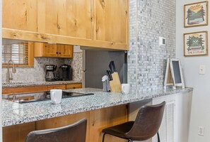 Fridge, microwave, oven, stovetop - Blue Sky Lodge  For 4 (Branson West)