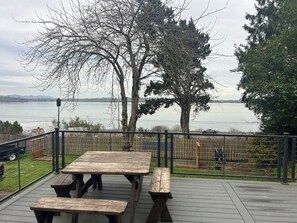 Outdoor dining - Amazing views over water.  Family size Astoria Gem. (Astoria)