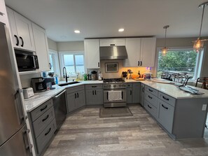 Private kitchen - Amazing views over water.  Family size Astoria Gem. (Astoria)