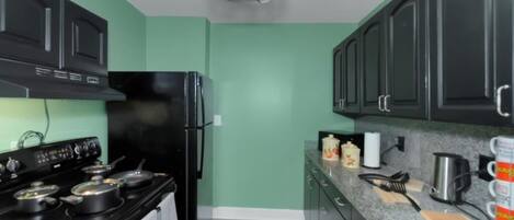 Deluxe Townhome, 4 Bedrooms | Private kitchen