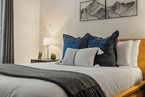 3 bedrooms, desk, WiFi, bed sheets