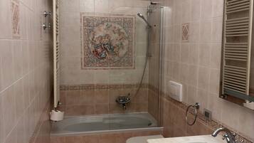 Haartrockner, Bidet, HandtĂŒcher, Seife