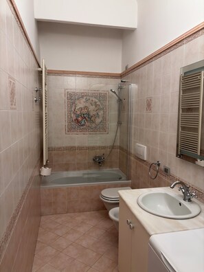 Haartrockner, Bidet, Handtücher, Seife