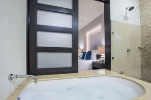 Shower, hair dryer, towels, soap - Four-Bedroom Penthouse - Distinct (Nuevo Vallarta)