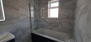 Hair dryer, towels, soap, shampoo - 5 double bedrooms in centre of Stanground (Peterborough)